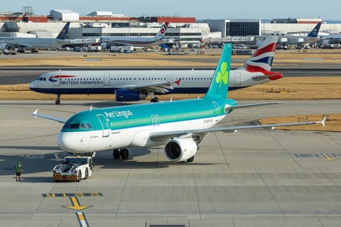An Aer Lingus Airbus A320 with the registration EI-DEA at London Airport