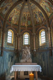 Side altar with pieta