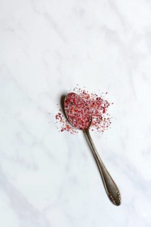 Rose salt in spoon