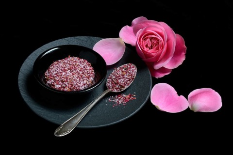 Rose salt in bowl and spoon