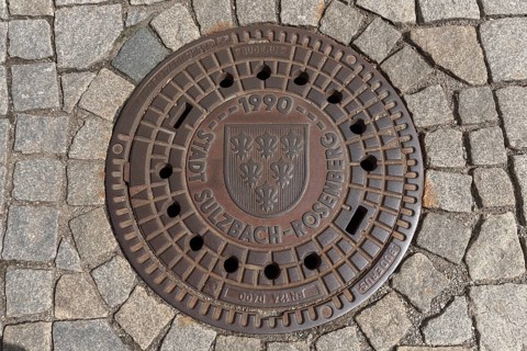 Manhole cover with city coat of arms