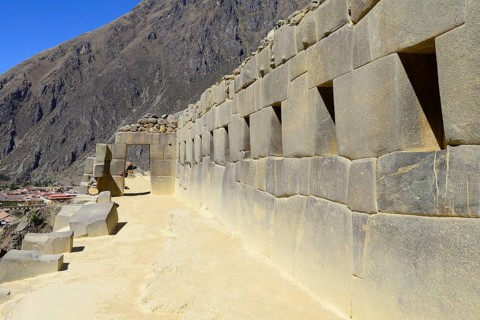 Gate and wall with niches in the Inca ruins