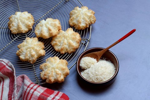 Coconut macaroons and coconut flakes in bowls