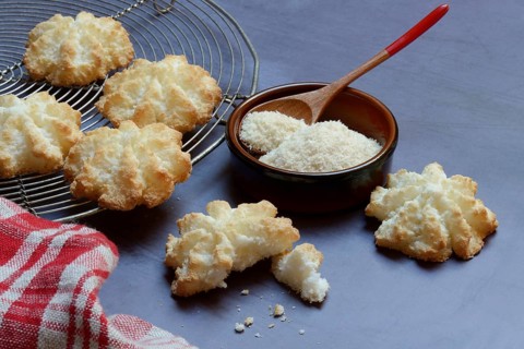 Coconut macaroons and coconut flakes in bowls