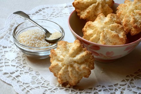 Coconut macaroons and coconut flakes in bowls