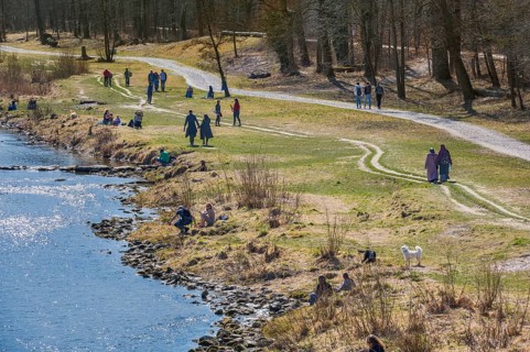 Isar bank with walkers at the Tiergarten