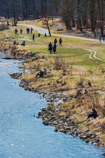 Isar bank with walkers at the Tiergarten