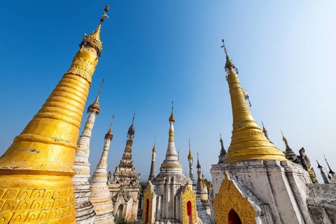 Tomb pagodas at the Shwe Inn Dein pagoda