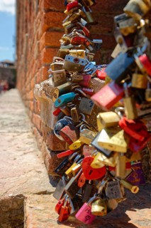 Padlocks as a sign of solidarity on the Ponte Scaligero bridge