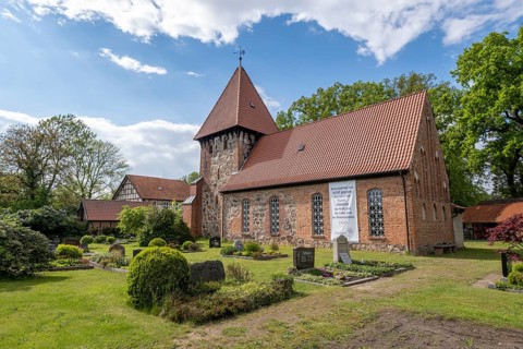 Lutheran church and cemetery in the Rundlingsdorf Satemin