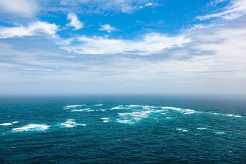The Tasman Sea (left) meets the Pacific Ocean (right)
