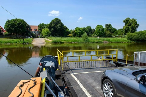 Yaw rope ferry across Weser