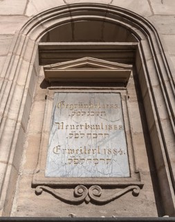Information board on the facade of the present synagogue