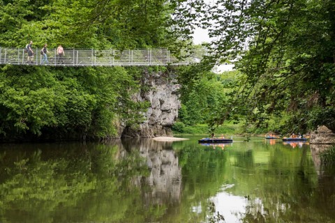 Suspension bridge and paddlers at Amalienfelsen