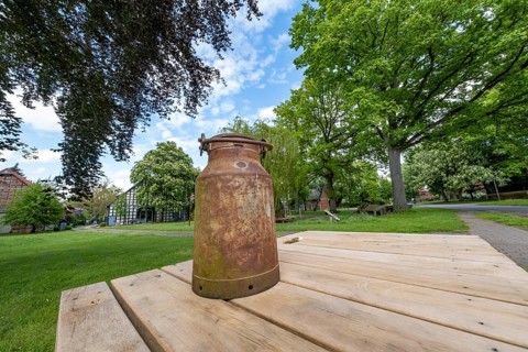 Old milk can in the village center of the Rundlingsdorf Satemin