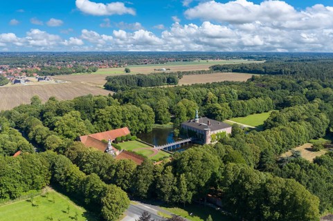Aerial view with Luetetsburg Castle