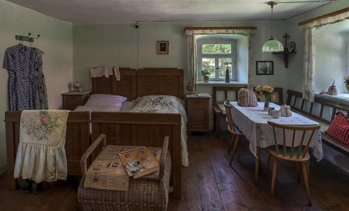 Bedroom around 1955 of a semi-detached house built in 1455