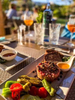 Garnish salmon tartare