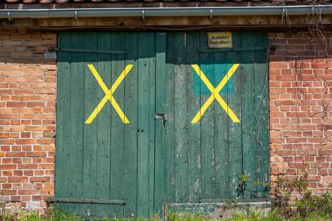 Two yellow 'X'