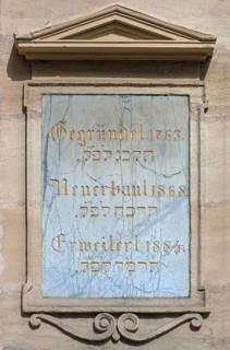 Information board on the facade of the present synagogue