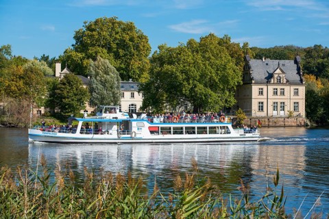 Excursion steamer in front of the Glienicke hunting lodge