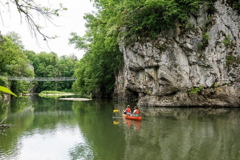 Suspension bridge and paddlers at Amalienfelsen