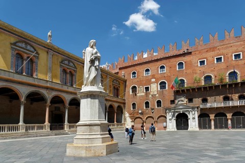 Piazza dei Signori with Statua di Dante Alighieri