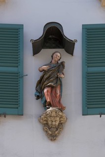 House figure with canopy at a residential house