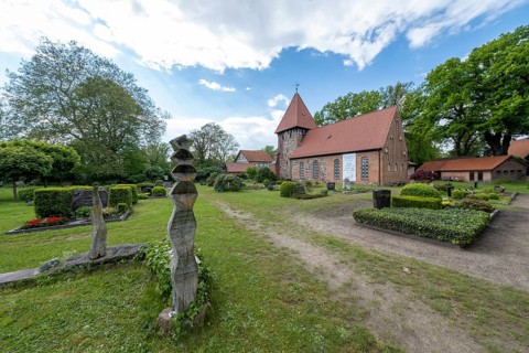 Lutheran church and cemetery in the Rundlingsdorf Satemin