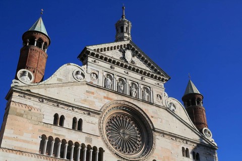 Main facade with rose window and baroque superstructure (show facade)
