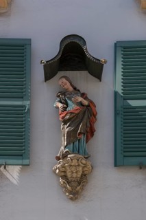 House figure with canopy at a residential house
