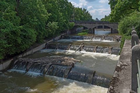 Barrages in the Isar at the Maximiliansbruecke