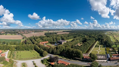 Aerial view with Luetetsburg Castle