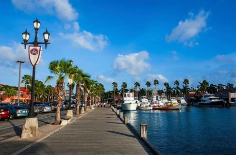 Street laterns in downtown Oranjestad