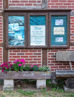 Showcase and flower box in the Rundlingsdorf Luebeln