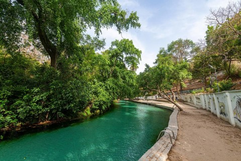 Turquoise Wikki warm springs