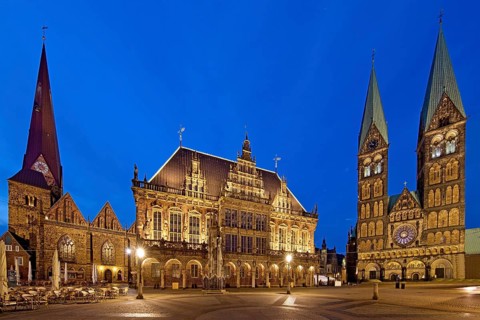 Market with Unser Lieben Frauen Church
