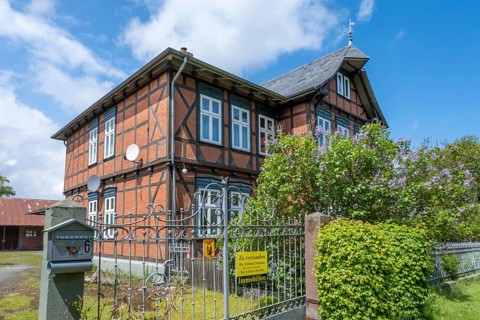 Sign 'For Sale' in front of a house in the Rundlingsdorf Kuesten