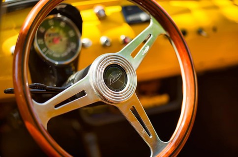 View into the cockpit of a Fiat Nuova 500 Cinquecento