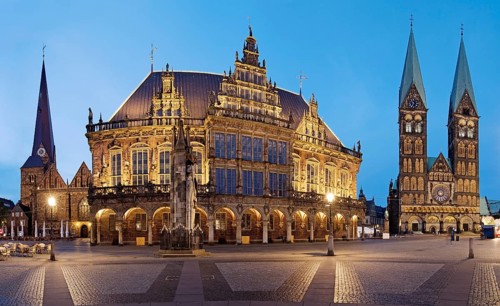Market with Unser Lieben Frauen Church