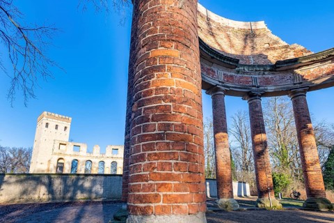 Monopteros and Norman Tower on the Ruinenberg in winter