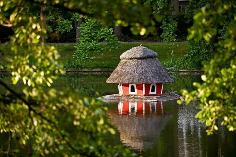 Nesting place with thatched roof in the Bremer Wallanlagen