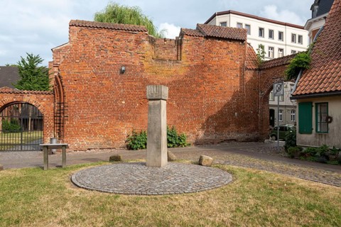 Memorial stele to the expulsion and extermination of Stralsund's Jews at Johanniskloster