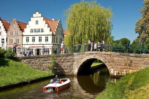 Bridge over the central canal Mittelburggraben with gabled houses
