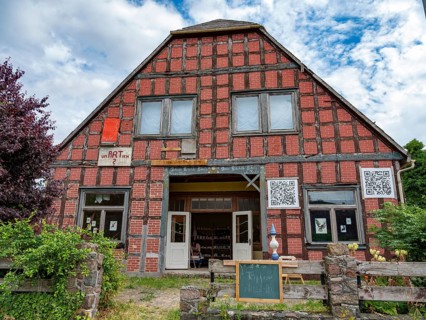 Half-timbered house with pottery in the Rundlingsdorf Guehlitz. The village is one of the 19 Rundling villages that have applied to become a UNESCO World Heritage Site. Guehlitz