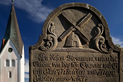 The speaking gravestone of the miller Erk Knudten at the cemetery in front of the St. Clemens church