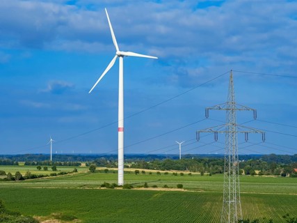Wind turbines and power pylons at the Rundlingsdorf Gistenbeck
