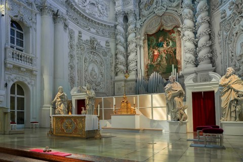 Main altar of the Theatine Church with figures of saints