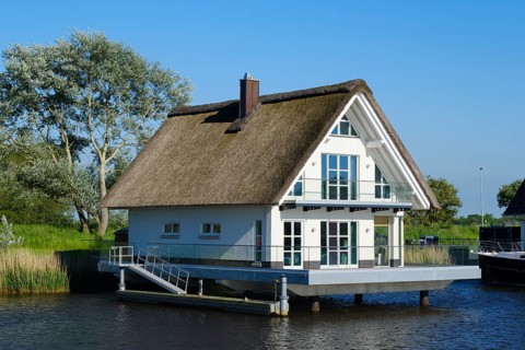 Pile house and thatched house on the river Harle