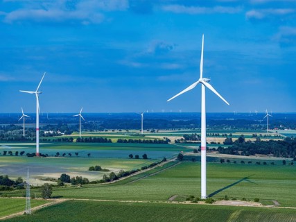 Wind turbines and power pylons at the Rundlingsdorf Gistenbeck
